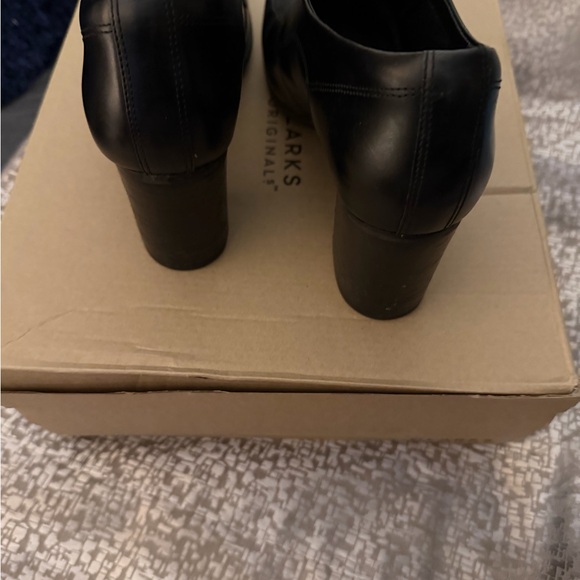 Clarks Women’s Black and Gray Oxfords - Picture 3 of 3